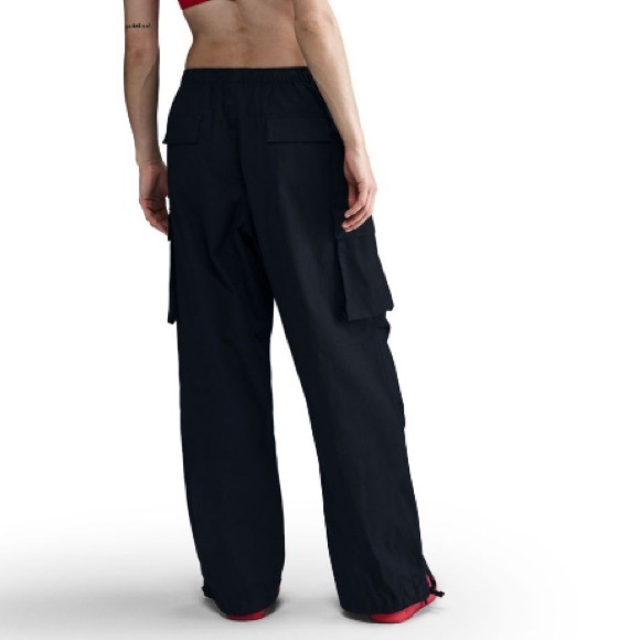 Nike - NWT - XL -  Black Cargo Pants - Oversized fit - Mid Rise stacked Length - Picture 3 of 6